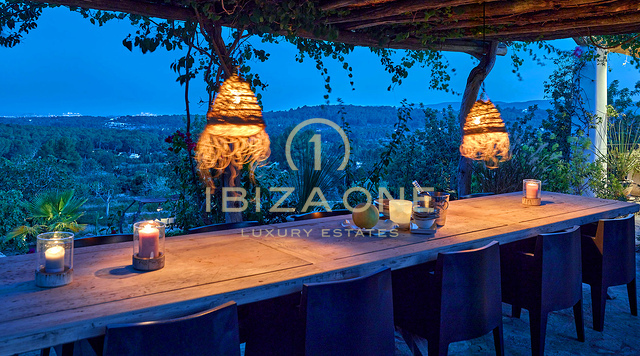 Incantevole villa di lusso a Blakstad nel grazioso villaggio di Santa Gertrudis in vendita - Vicino alla rinomata scuola internazionale Morna, Ibiza