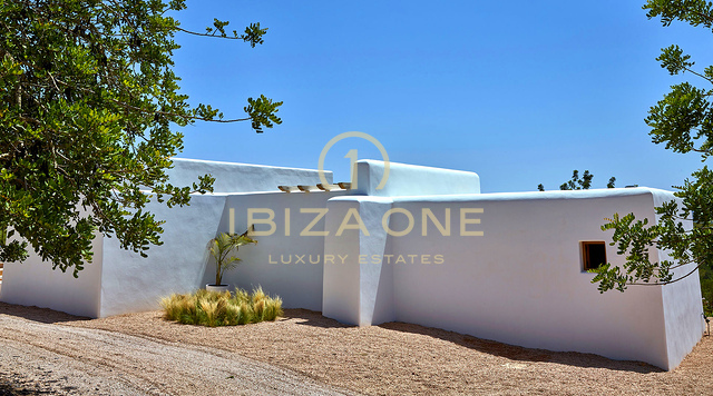 Bezaubernde luxuriöse Blakstad-Villa nah an dem charmanten Dorf Santa Gertrudis zu verkaufen, Ibiza – Südausgerichtet mit weitem Blick zum Meer, Formentera und D´alt Vila