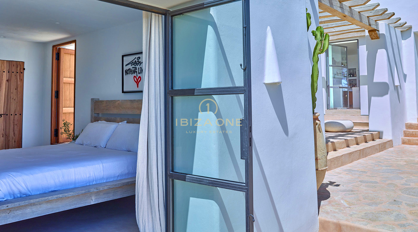 Bezaubernde luxuriöse Blakstad-Villa nah an dem charmanten Dorf Santa Gertrudis zu verkaufen, Ibiza – Südausgerichtet mit weitem Blick zum Meer, Formentera und D´alt Vila