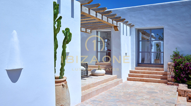 Incantevole villa di lusso a Blakstad nel grazioso villaggio di Santa Gertrudis in vendita - Vicino alla rinomata scuola internazionale Morna, Ibiza