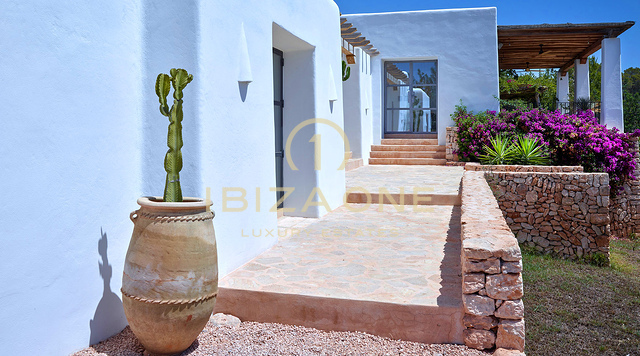 Incantevole villa di lusso a Blakstad nel grazioso villaggio di Santa Gertrudis in vendita - Vicino alla rinomata scuola internazionale Morna, Ibiza