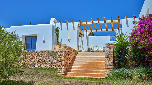Bezaubernde luxuriöse Blakstad-Villa nah an dem charmanten Dorf Santa Gertrudis zu verkaufen, Ibiza – Südausgerichtet mit weitem Blick zum Meer, Formentera und D´alt Vila