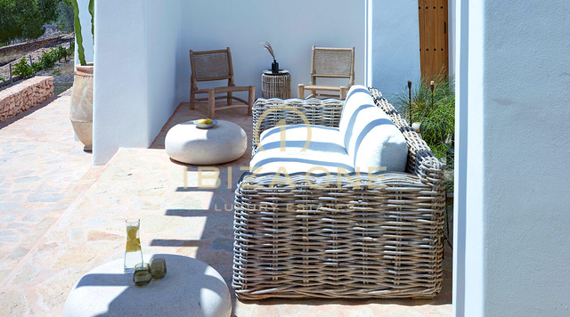 Bezaubernde luxuriöse Blakstad-Villa nah an dem charmanten Dorf Santa Gertrudis zu verkaufen, Ibiza – Südausgerichtet mit weitem Blick zum Meer, Formentera und D´alt Vila