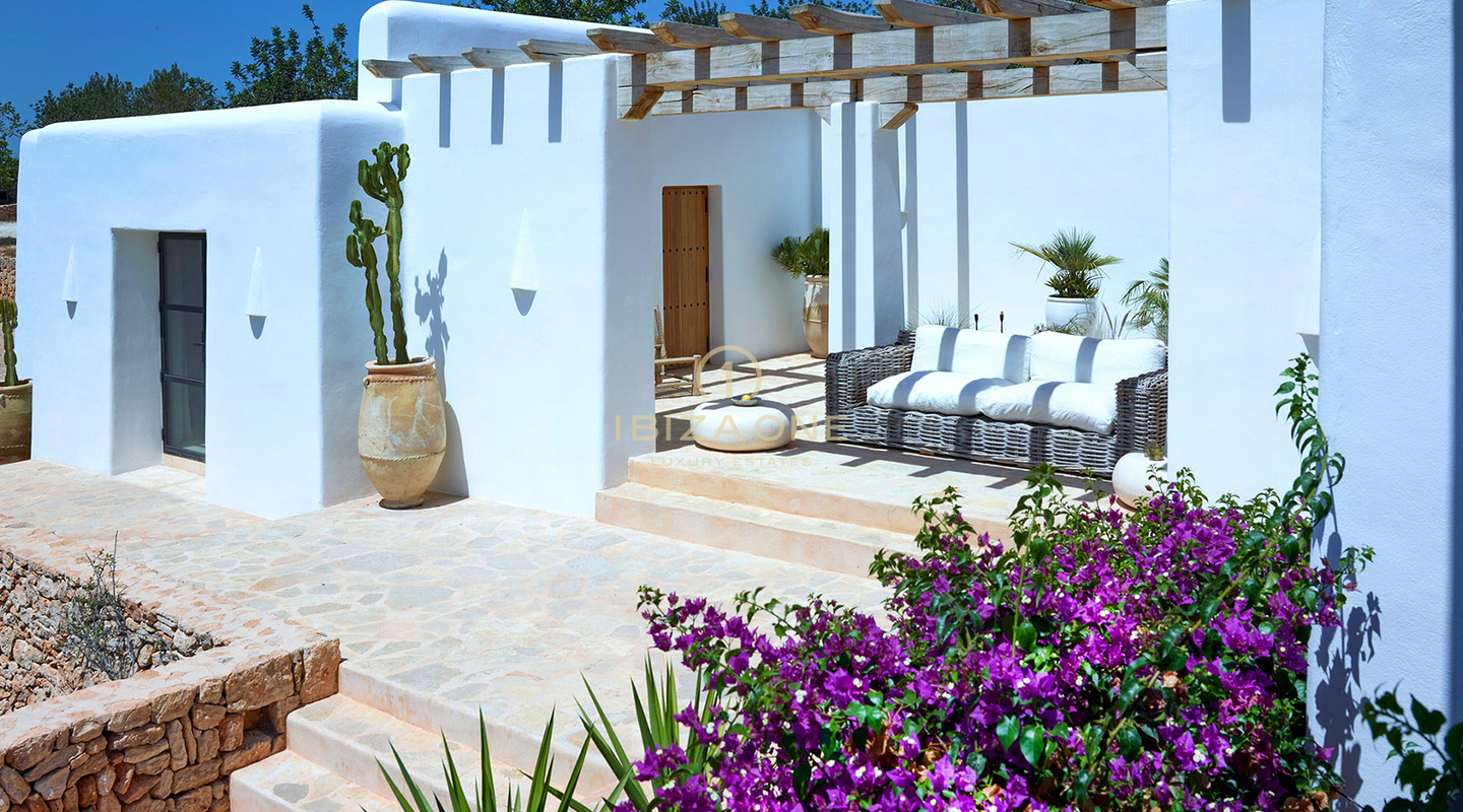 Betoverende luxe Blakstad villa in het charmante dorpje Santa Gertrudis te koop - Dichtbij de beroemde Morna International School, Ibiza