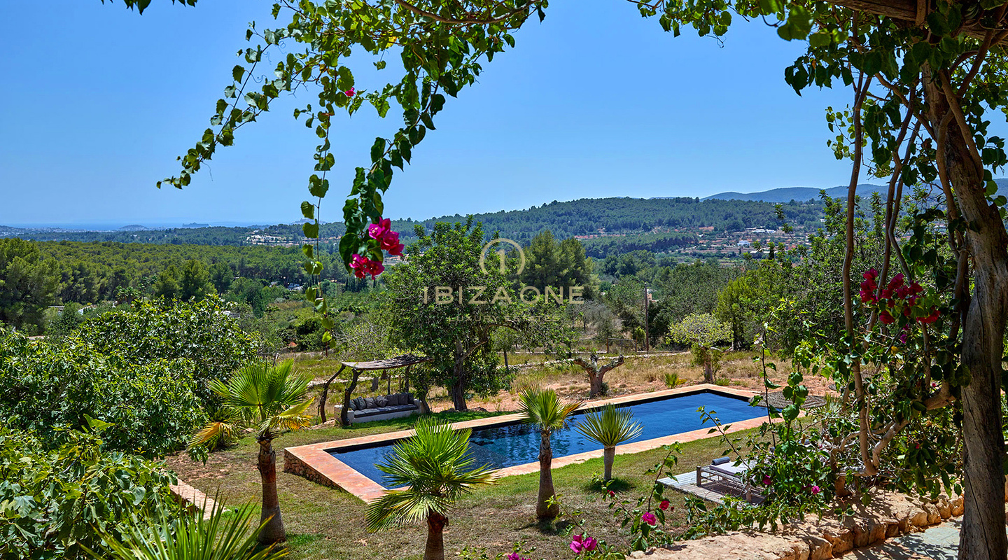 Betoverende luxe Blakstad villa in het charmante dorpje Santa Gertrudis te koop - Dichtbij de beroemde Morna International School, Ibiza