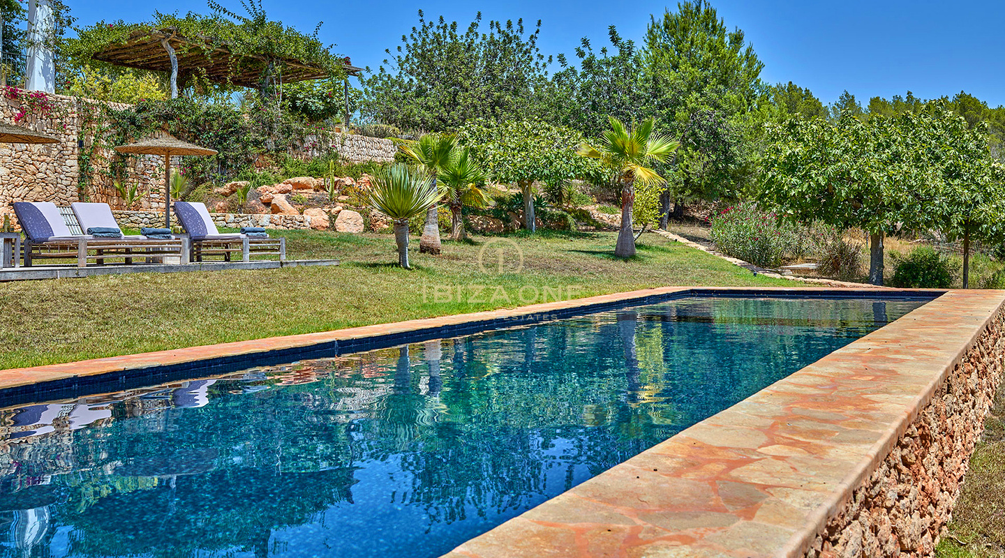 Betoverende luxe Blakstad villa in het charmante dorpje Santa Gertrudis te koop - Dichtbij de beroemde Morna International School, Ibiza
