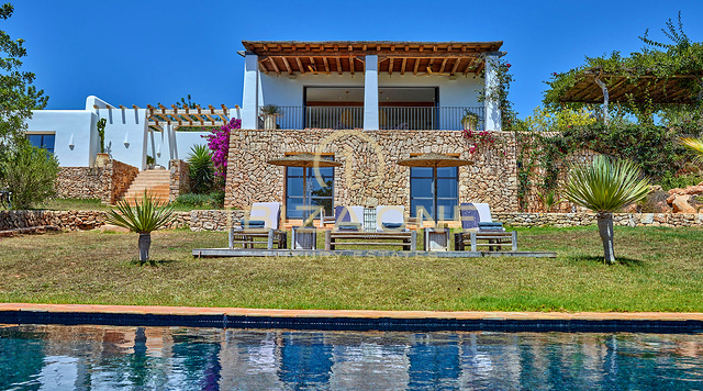 Incantevole villa di lusso a Blakstad nel grazioso villaggio di Santa Gertrudis in vendita - Vicino alla rinomata scuola internazionale Morna, Ibiza