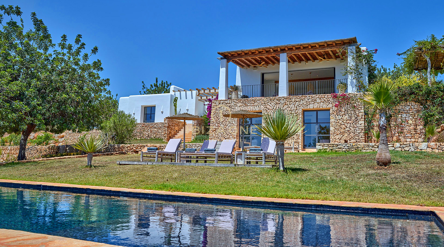 Betoverende luxe Blakstad villa in het charmante dorpje Santa Gertrudis te koop - Dichtbij de beroemde Morna International School, Ibiza