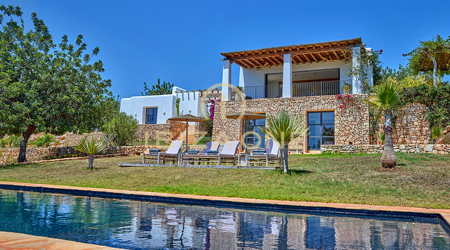 Incantevole villa di lusso a Blakstad nel grazioso villaggio di Santa Gertrudis in vendita - Vicino alla rinomata scuola internazionale Morna, Ibiza