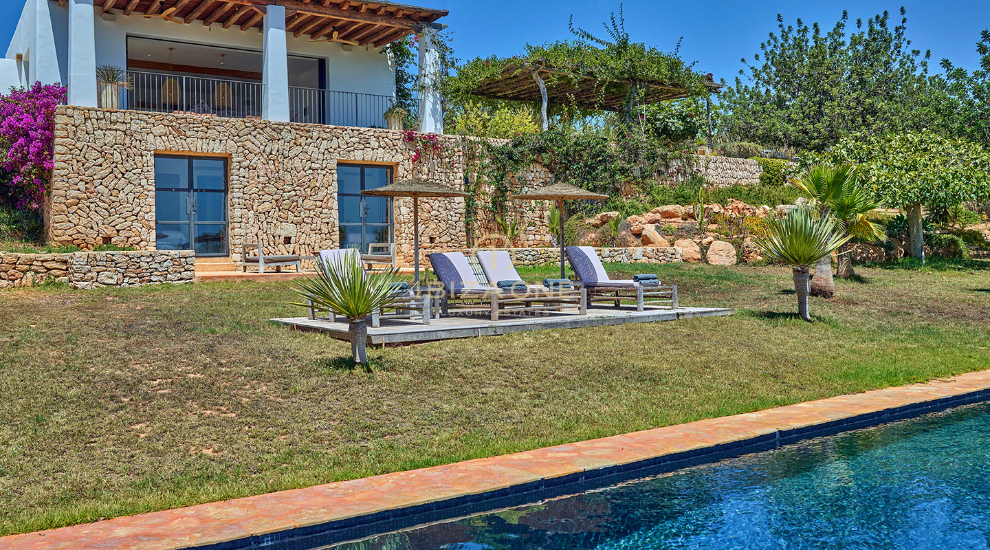 Charmante villa luxueuse à vendre à Blakstad dans le charmant village de Santa Gertrudis - À proximité de la célèbre école internationale Morna, Ibiza