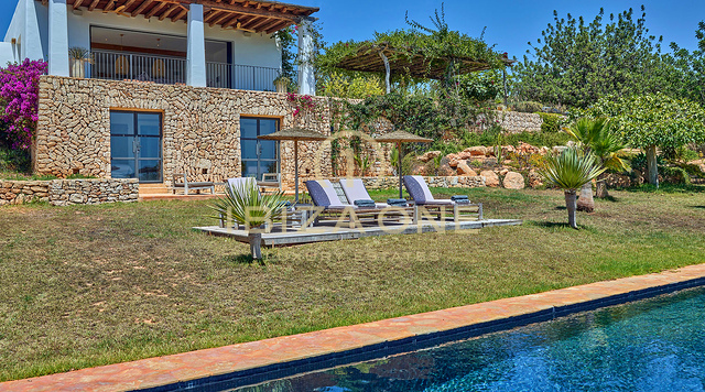 Bezaubernde luxuriöse Blakstad-Villa nah an dem charmanten Dorf Santa Gertrudis zu verkaufen, Ibiza – Südausgerichtet mit weitem Blick zum Meer, Formentera und D´alt Vila