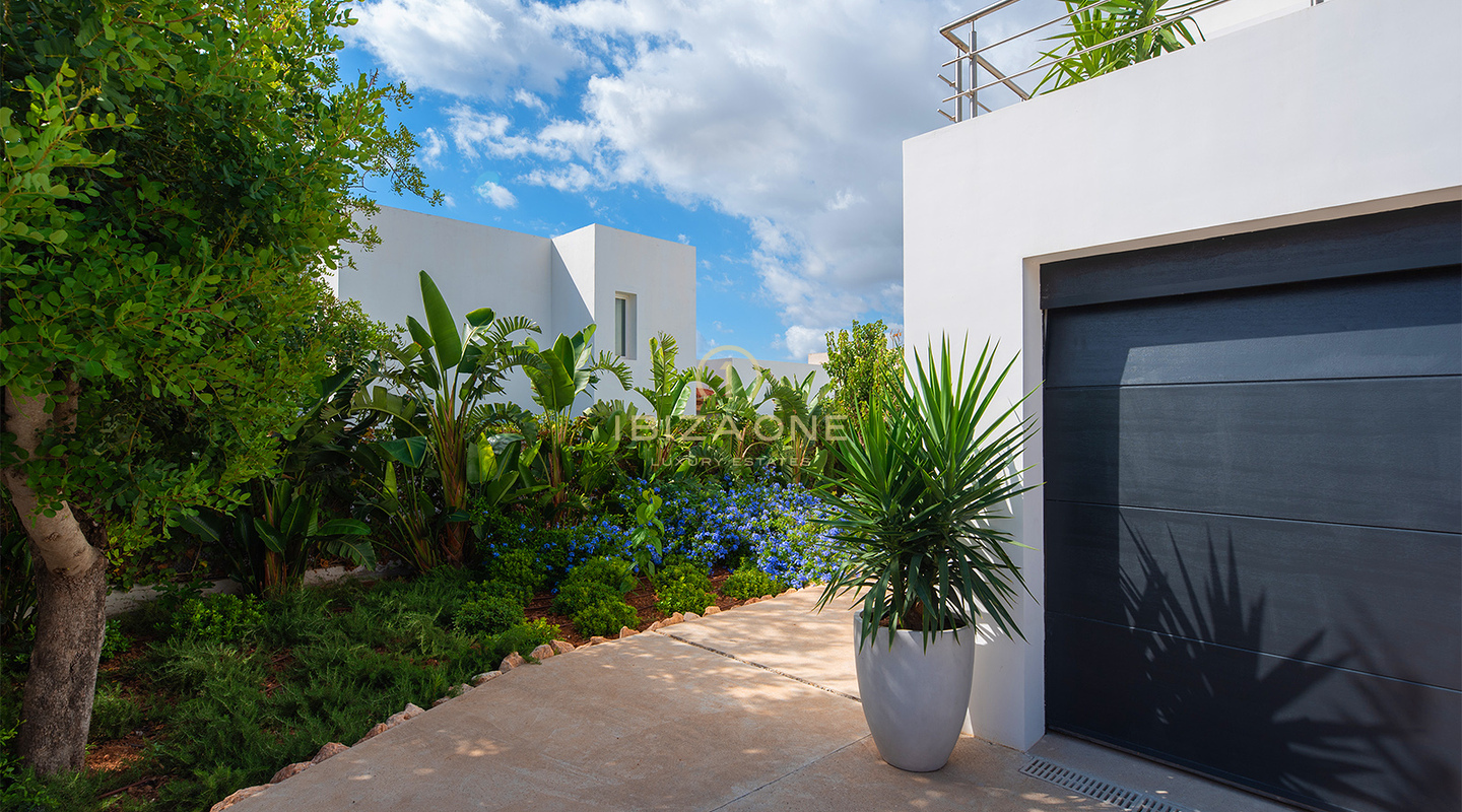 Élégante villa de luxe avec vue imprenable et cadre de vie exclusif de style méditerranéen, avec licence de location, à vendre à Can Ramon, Ibiza.