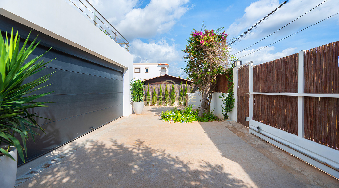 Elegant luxury villa with stunning views and exclusive Mediterranean-style living with rental license for sale Can Ramon, Ibiza
