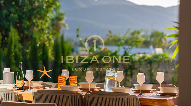 Elegante villa de lujo con impresionantes vistas y un exclusivo estilo de vida mediterráneo, con licencia de alquiler, en venta en Can Ramon, Ibiza.