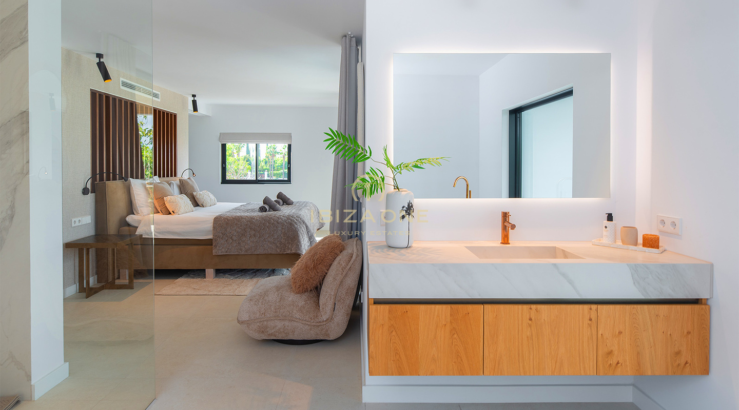 Élégante villa de luxe avec vue imprenable et cadre de vie exclusif de style méditerranéen, avec licence de location, à vendre à Can Ramon, Ibiza.