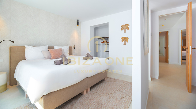 Elegante luxe villa met adembenemend uitzicht en exclusieve mediterrane leefstijl, inclusief verhuurvergunning, te koop in Can Ramon, Ibiza.