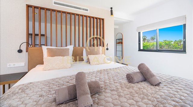 Élégante villa de luxe avec vue imprenable et cadre de vie exclusif de style méditerranéen, avec licence de location, à vendre à Can Ramon, Ibiza.