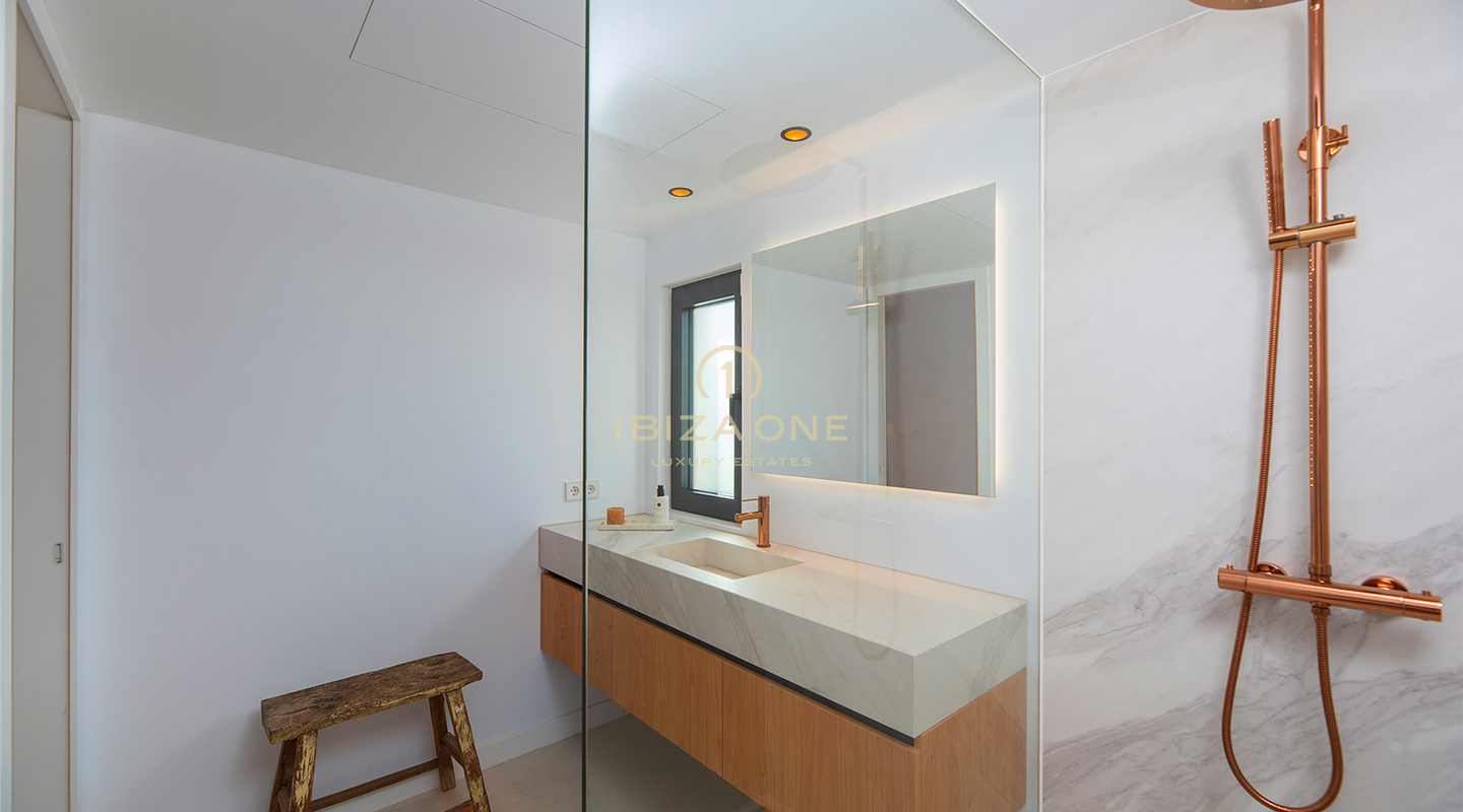 Elegante luxe villa met adembenemend uitzicht en exclusieve mediterrane leefstijl, inclusief verhuurvergunning, te koop in Can Ramon, Ibiza.