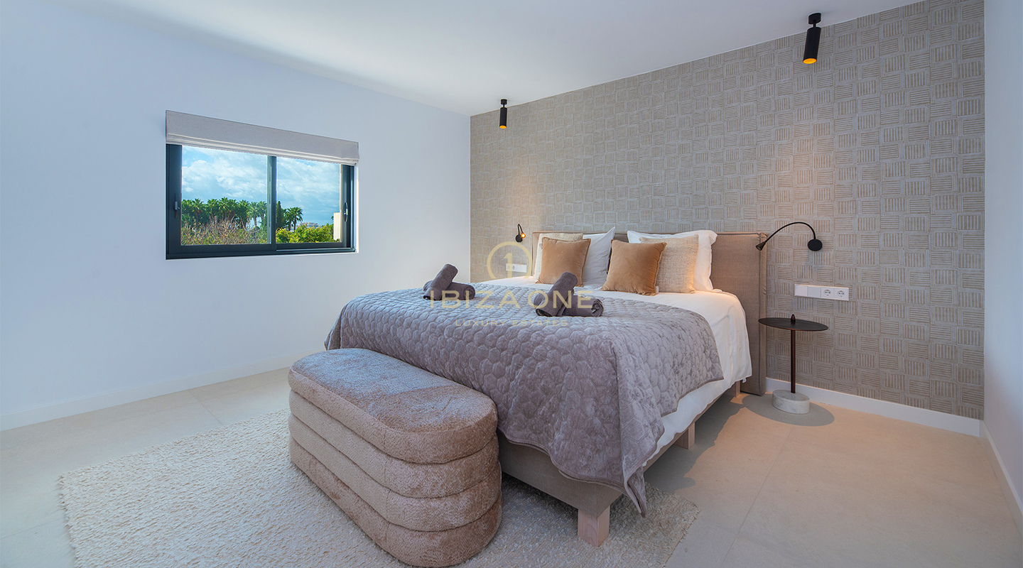 Élégante villa de luxe avec vue imprenable et cadre de vie exclusif de style méditerranéen, avec licence de location, à vendre à Can Ramon, Ibiza.