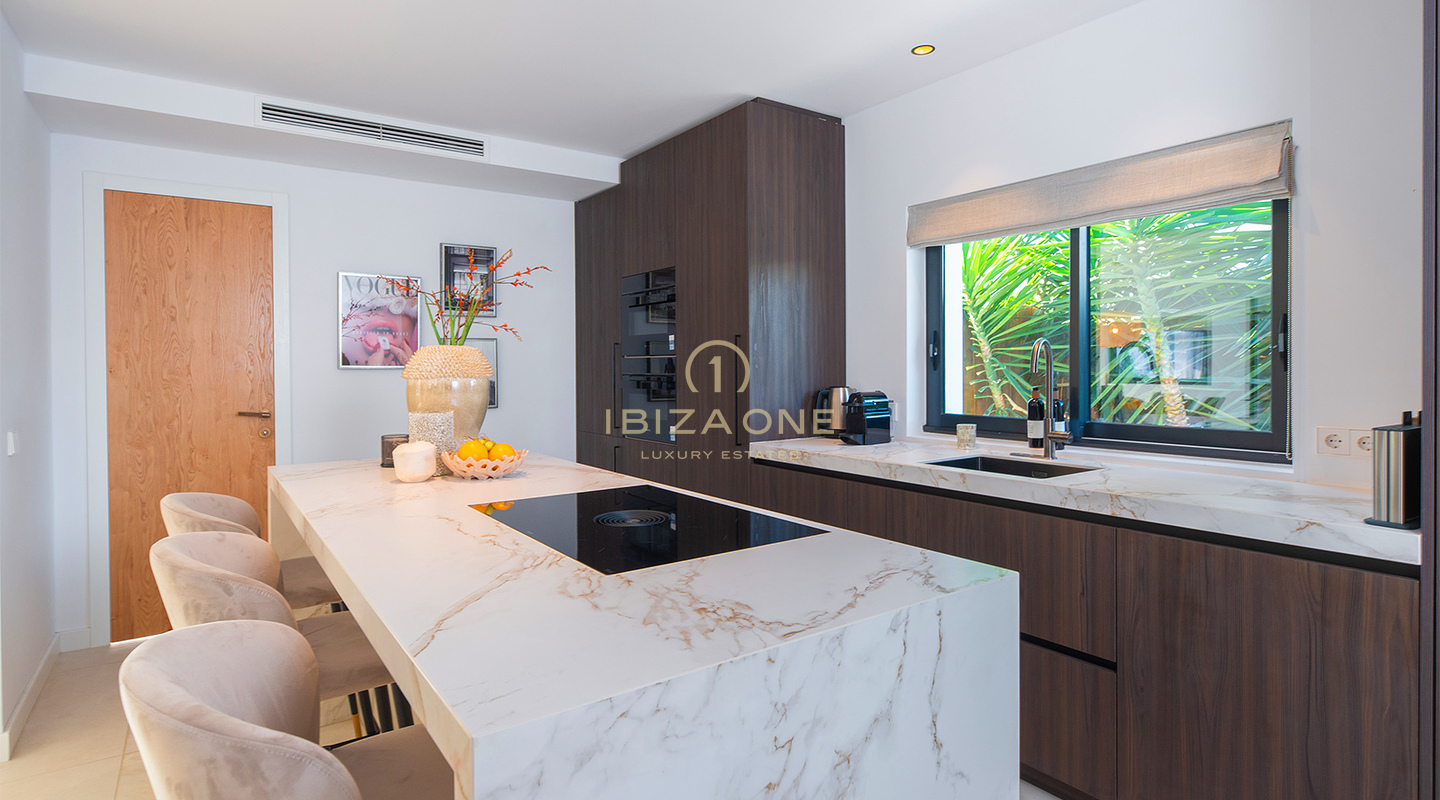 Élégante villa de luxe avec vue imprenable et cadre de vie exclusif de style méditerranéen, avec licence de location, à vendre à Can Ramon, Ibiza.