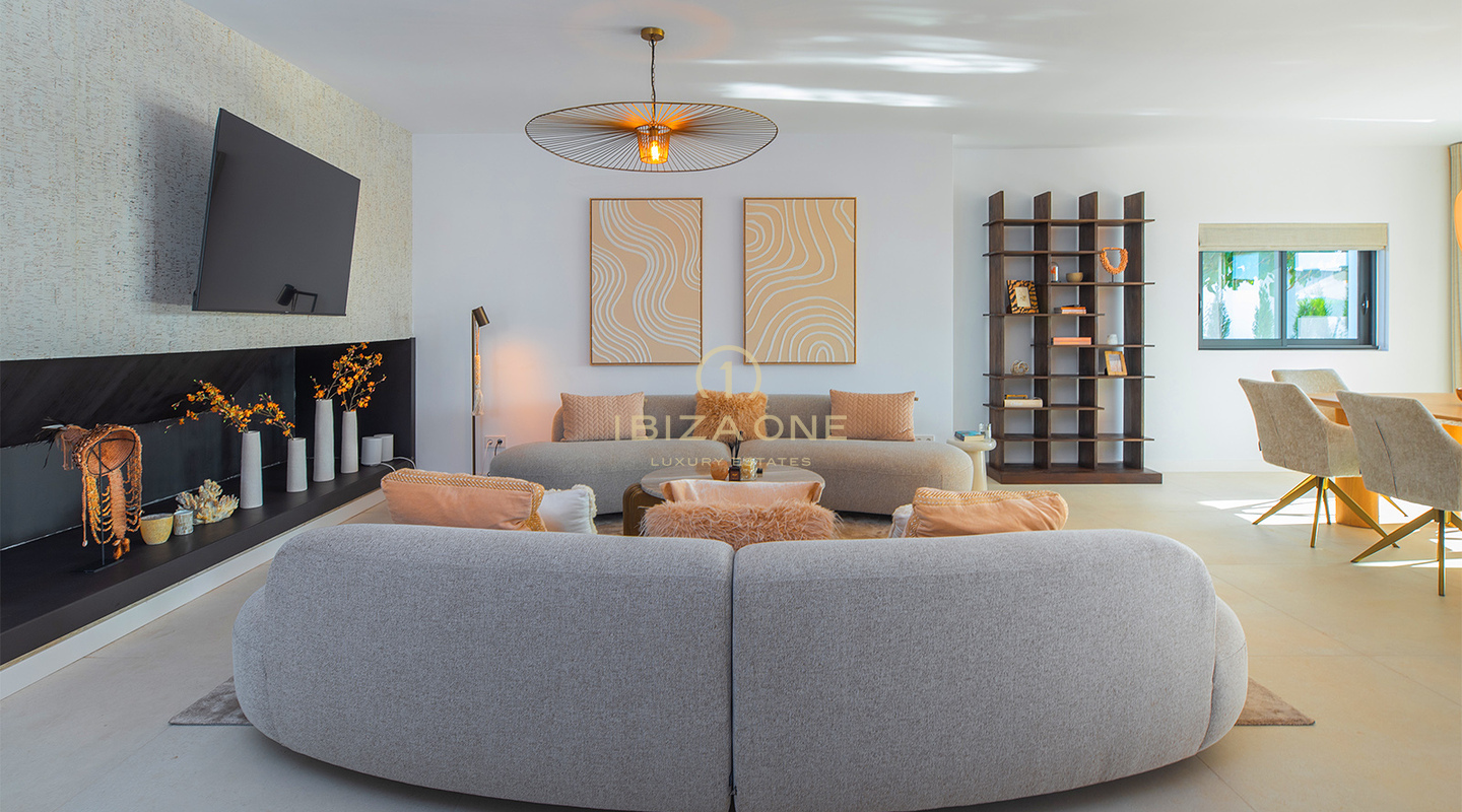 Élégante villa de luxe avec vue imprenable et cadre de vie exclusif de style méditerranéen, avec licence de location, à vendre à Can Ramon, Ibiza.