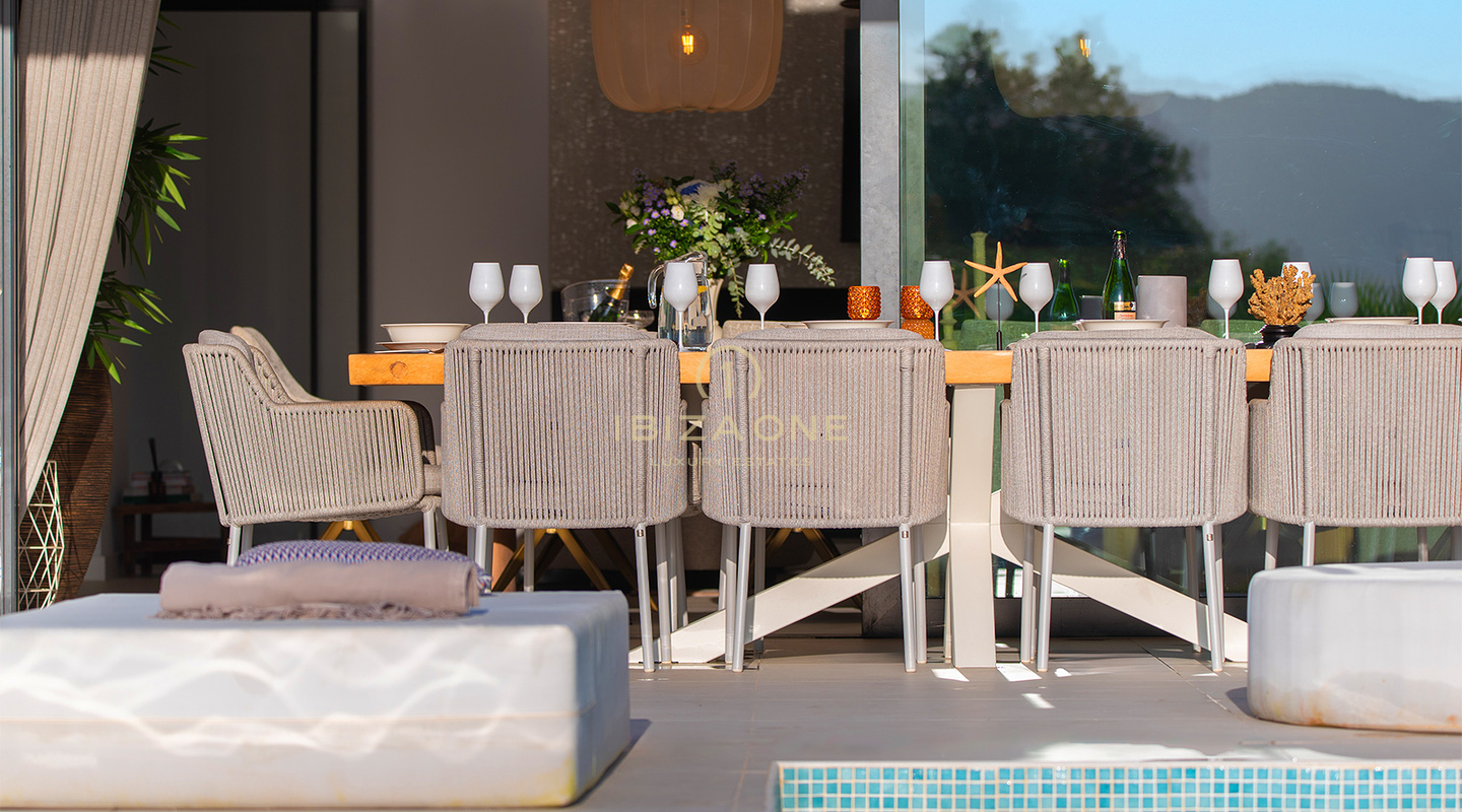 Elegante luxe villa met adembenemend uitzicht en exclusieve mediterrane leefstijl, inclusief verhuurvergunning, te koop in Can Ramon, Ibiza.