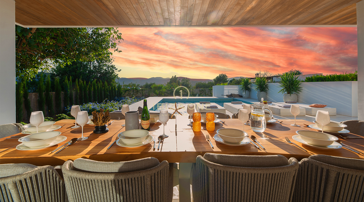 Elegante villa di lusso con vista mozzafiato e stile di vita esclusivo mediterraneo, con licenza di affitto, in vendita a Can Ramon, Ibiza.