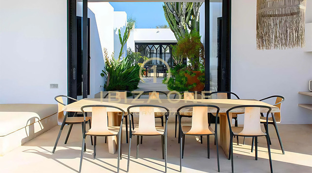 Een statement van exclusieve elegantie: luxe villa aan zee met zonsondergangpanorama's te koop, Ibiza