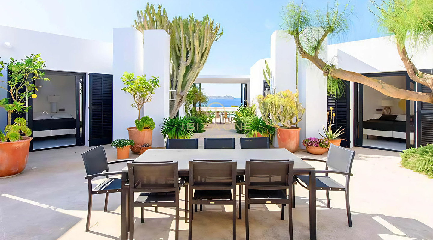 Une déclaration d'élégance exclusive : Villa de luxe en bord de mer avec panoramas de coucher de soleil à vendre, Ibiza