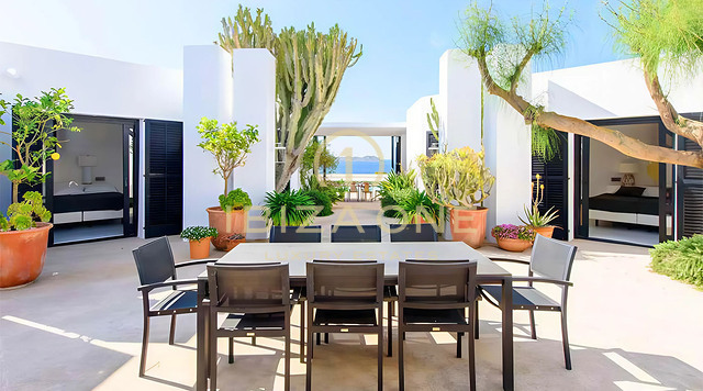 Een statement van exclusieve elegantie: luxe villa aan zee met zonsondergangpanorama's te koop, Ibiza