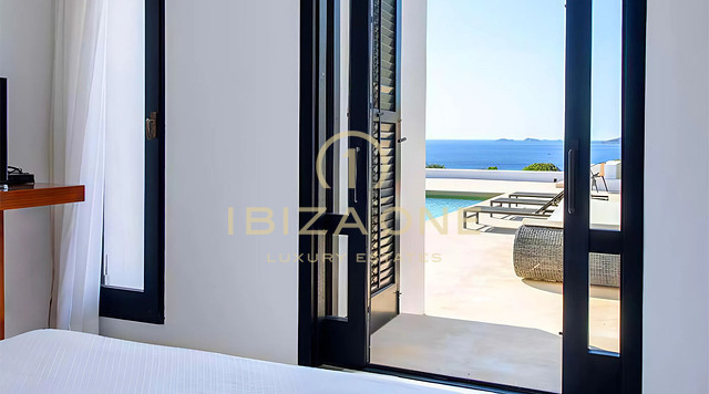 Een statement van exclusieve elegantie: luxe villa aan zee met zonsondergangpanorama's te koop, Ibiza