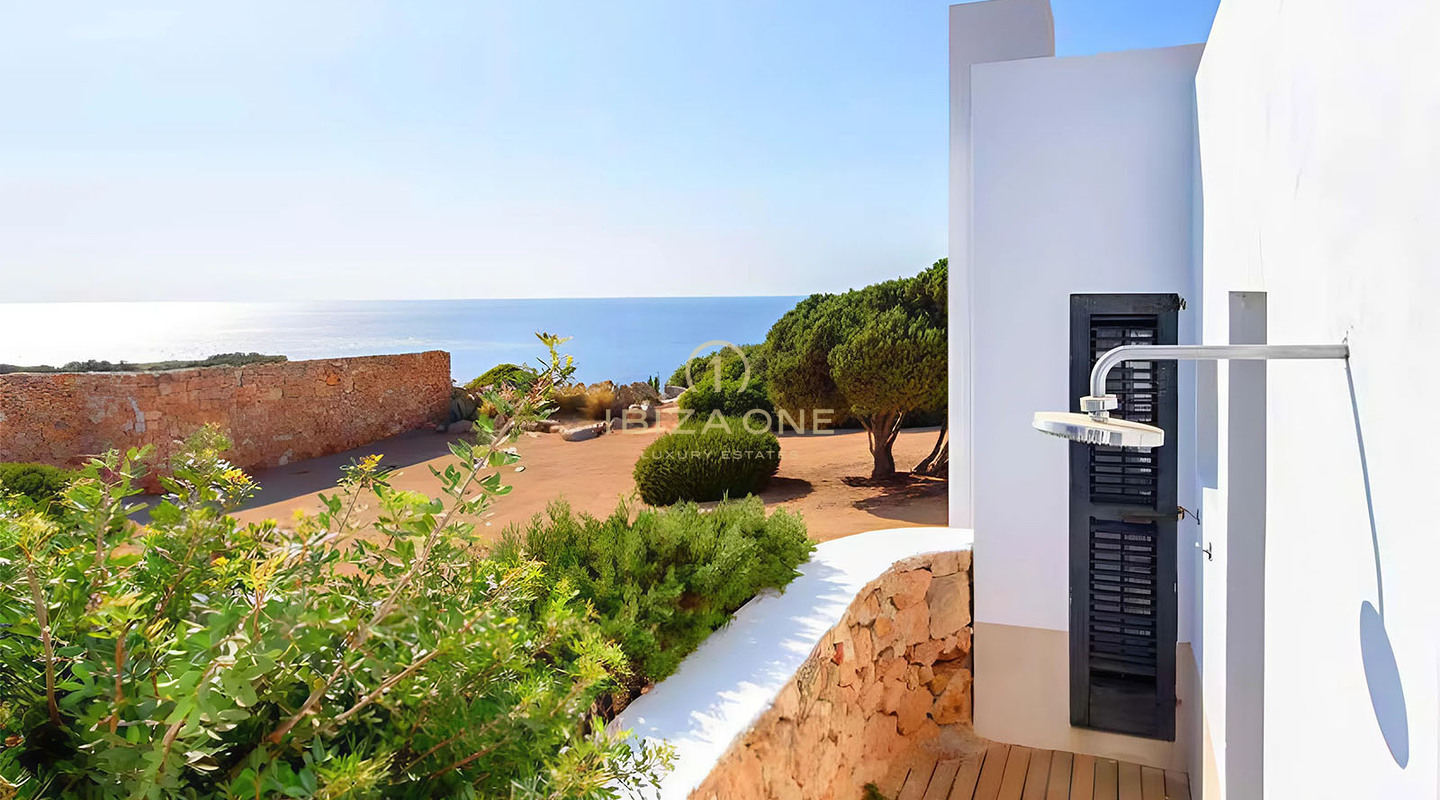 Een statement van exclusieve elegantie: luxe villa aan zee met zonsondergangpanorama's te koop, Ibiza