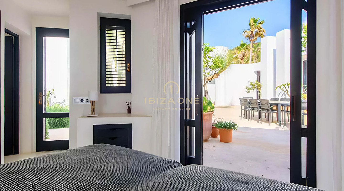 Une déclaration d'élégance exclusive : Villa de luxe en bord de mer avec panoramas de coucher de soleil à vendre, Ibiza