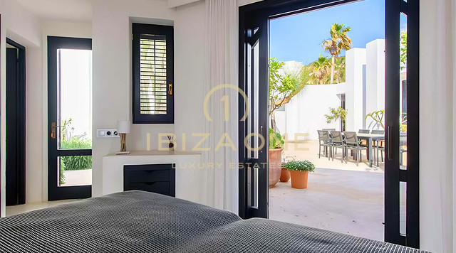 Ein Statement exklusiver Eleganz: Luxusvilla am Meer mit Sonnenuntergangspanorama zu verkaufen, Ibiza