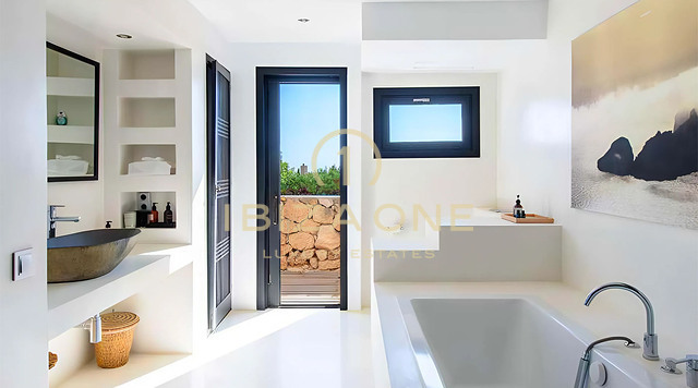 Een statement van exclusieve elegantie: luxe villa aan zee met zonsondergangpanorama's te koop, Ibiza