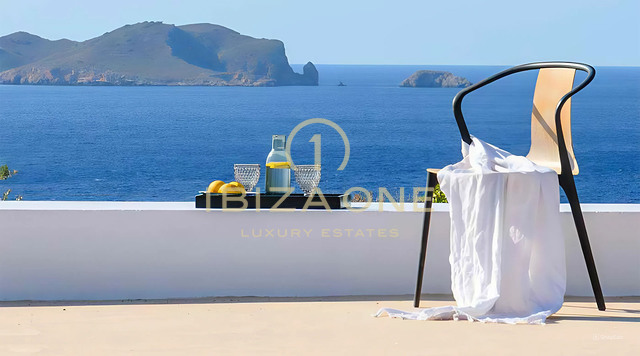 Een statement van exclusieve elegantie: luxe villa aan zee met zonsondergangpanorama's te koop, Ibiza