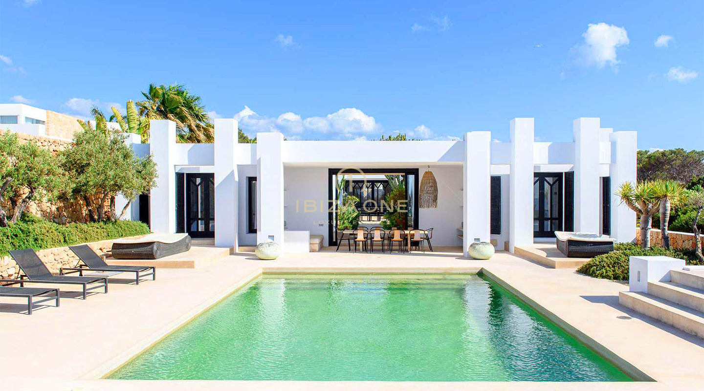Une déclaration d'élégance exclusive : Villa de luxe en bord de mer avec panoramas de coucher de soleil à vendre, Ibiza