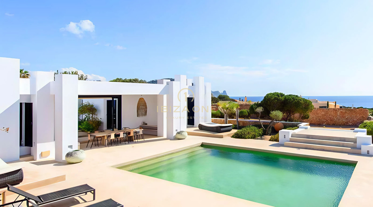 Una dichiarazione di eleganza esclusiva: villa di lusso sul lungomare con panorami del tramonto in vendita, Ibiza