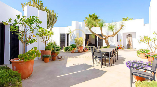 Een statement van exclusieve elegantie: luxe villa aan zee met zonsondergangpanorama's te koop, Ibiza