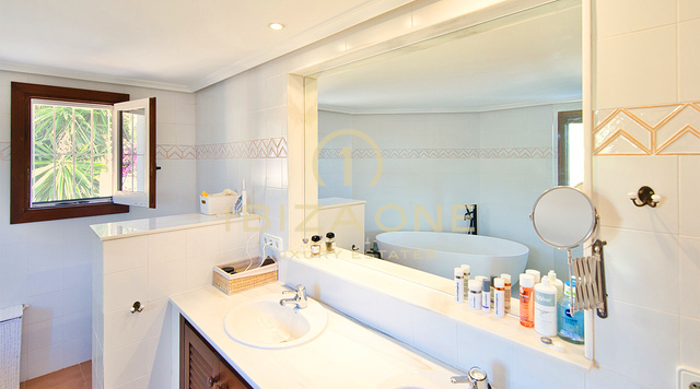 Impresionante villa mediterránea de lujo en Can Furnet con vistas a Dalt Vila y al mar en venta, Ibiza - Impresionante villa mediterránea de lujo en Can Furnet con vistas a Dalt Vila y al mar en alquiler, Ibiza