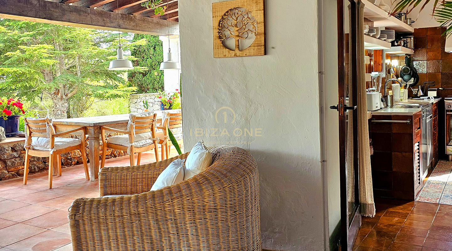 Weelderige luxe villa gelegen in een charmante oase van rust, omringd door heuvels en groene vegetatie te huur, Ibiza