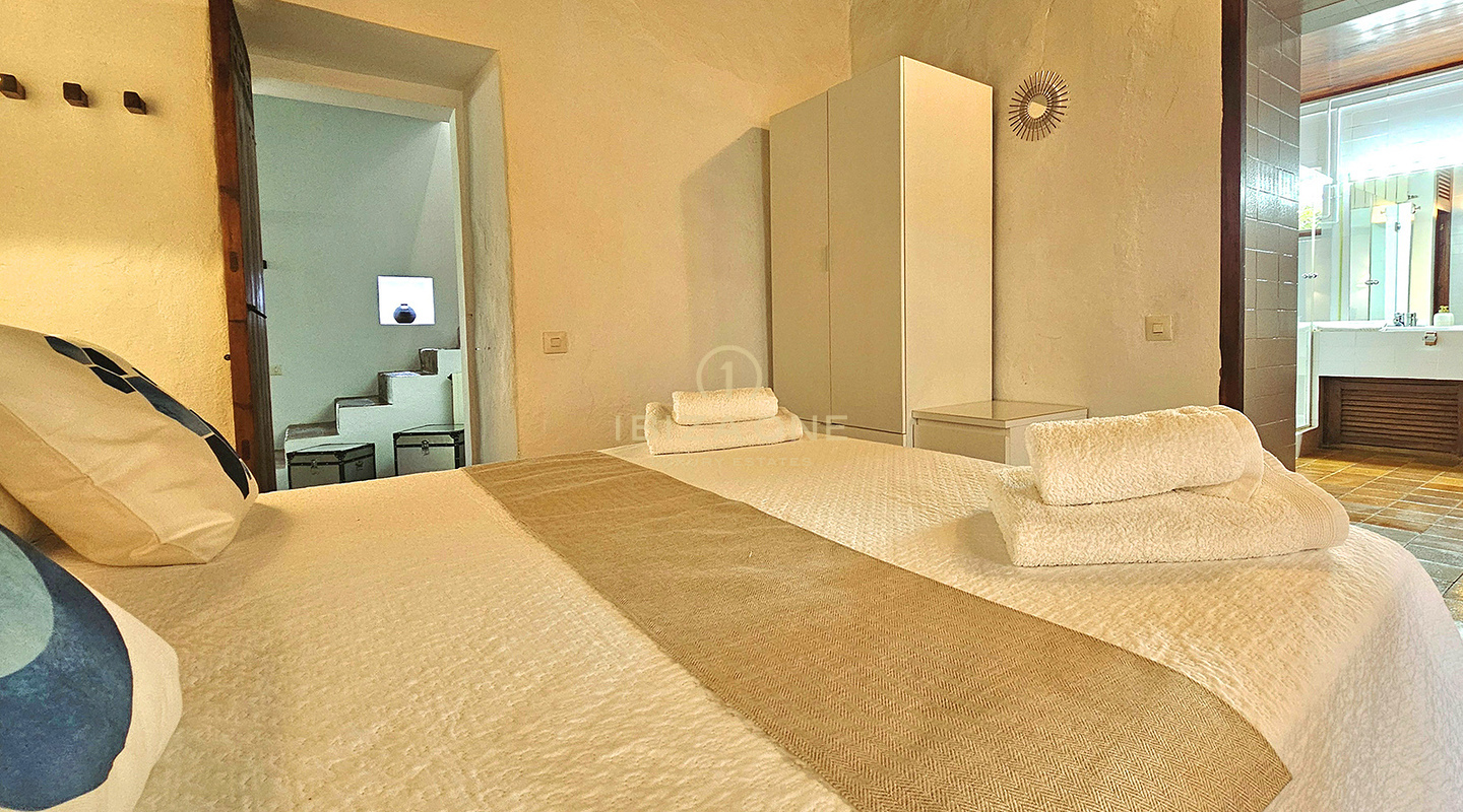 Suntuosa villa de lujo situada en un encantador oasis de tranquilidad rodeado de colinas y vegetación verde en alquiler, Ibiza