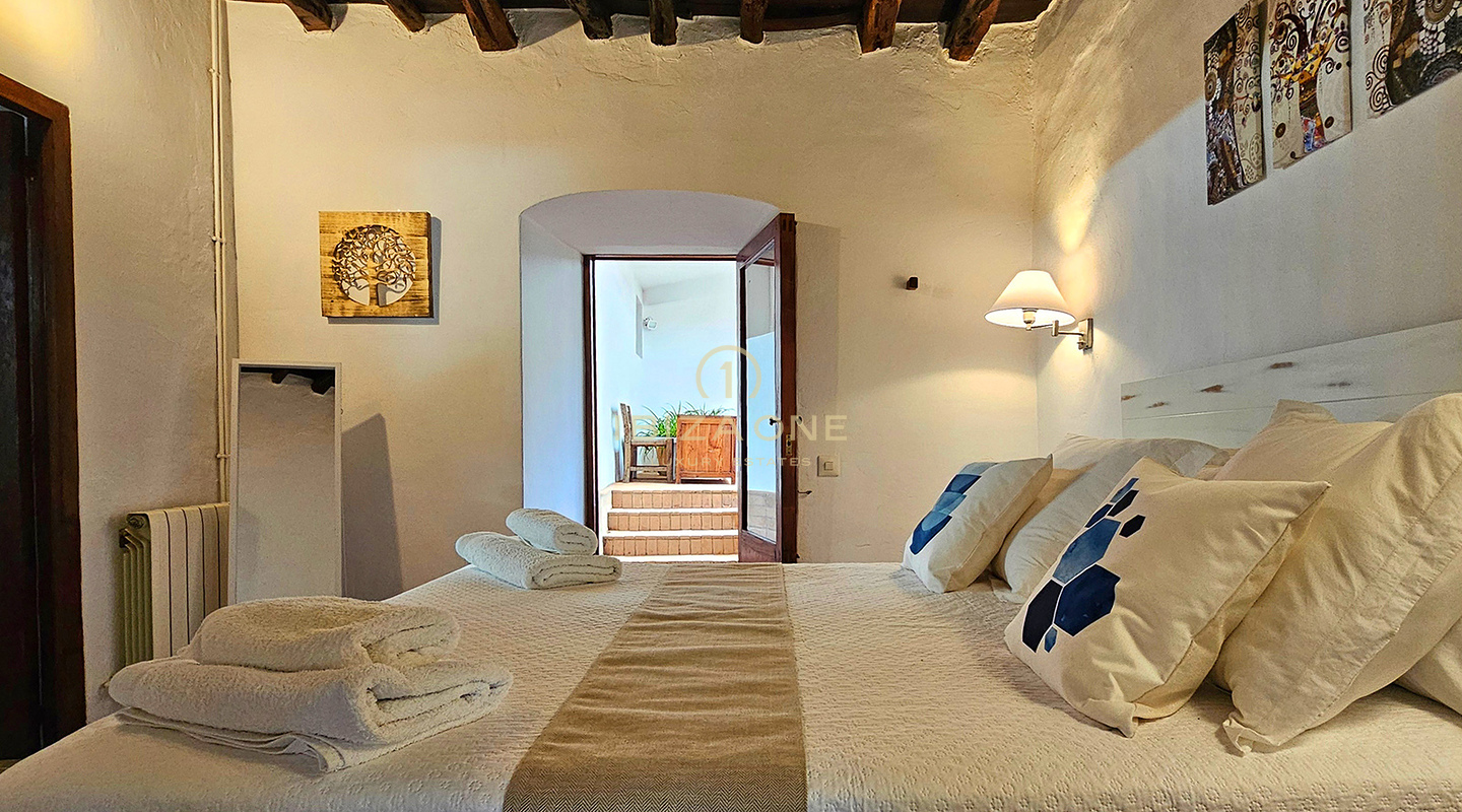 Prächtige Luxusvilla in einer bezaubernden Oase der Ruhe, umgeben von Hügeln und grüner Vegetation, zu vermieten, Ibiza