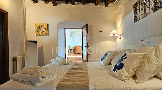 Suntuosa villa de lujo situada en un encantador oasis de tranquilidad rodeado de colinas y vegetación verde en alquiler, Ibiza
