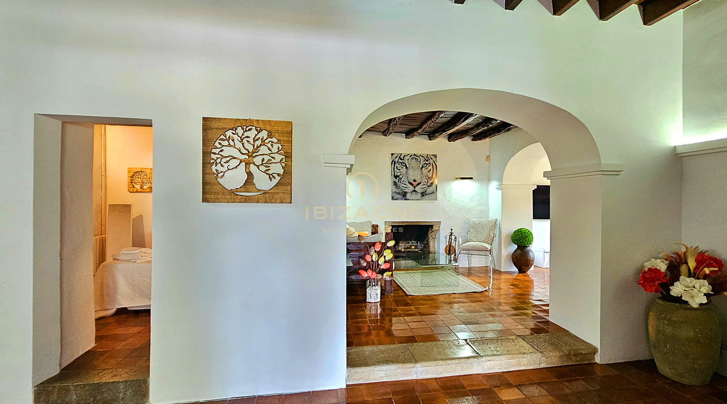 Suntuosa villa de lujo situada en un encantador oasis de tranquilidad rodeado de colinas y vegetación verde en alquiler, Ibiza