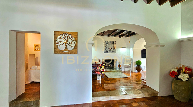 Weelderige luxe villa gelegen in een charmante oase van rust, omringd door heuvels en groene vegetatie te huur, Ibiza