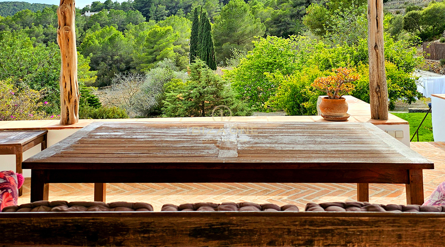 Suntuosa villa de lujo situada en un encantador oasis de tranquilidad rodeado de colinas y vegetación verde en alquiler, Ibiza