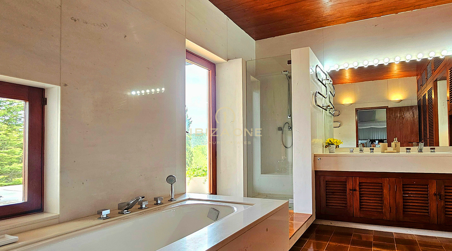 Weelderige luxe villa gelegen in een charmante oase van rust, omringd door heuvels en groene vegetatie te huur, Ibiza