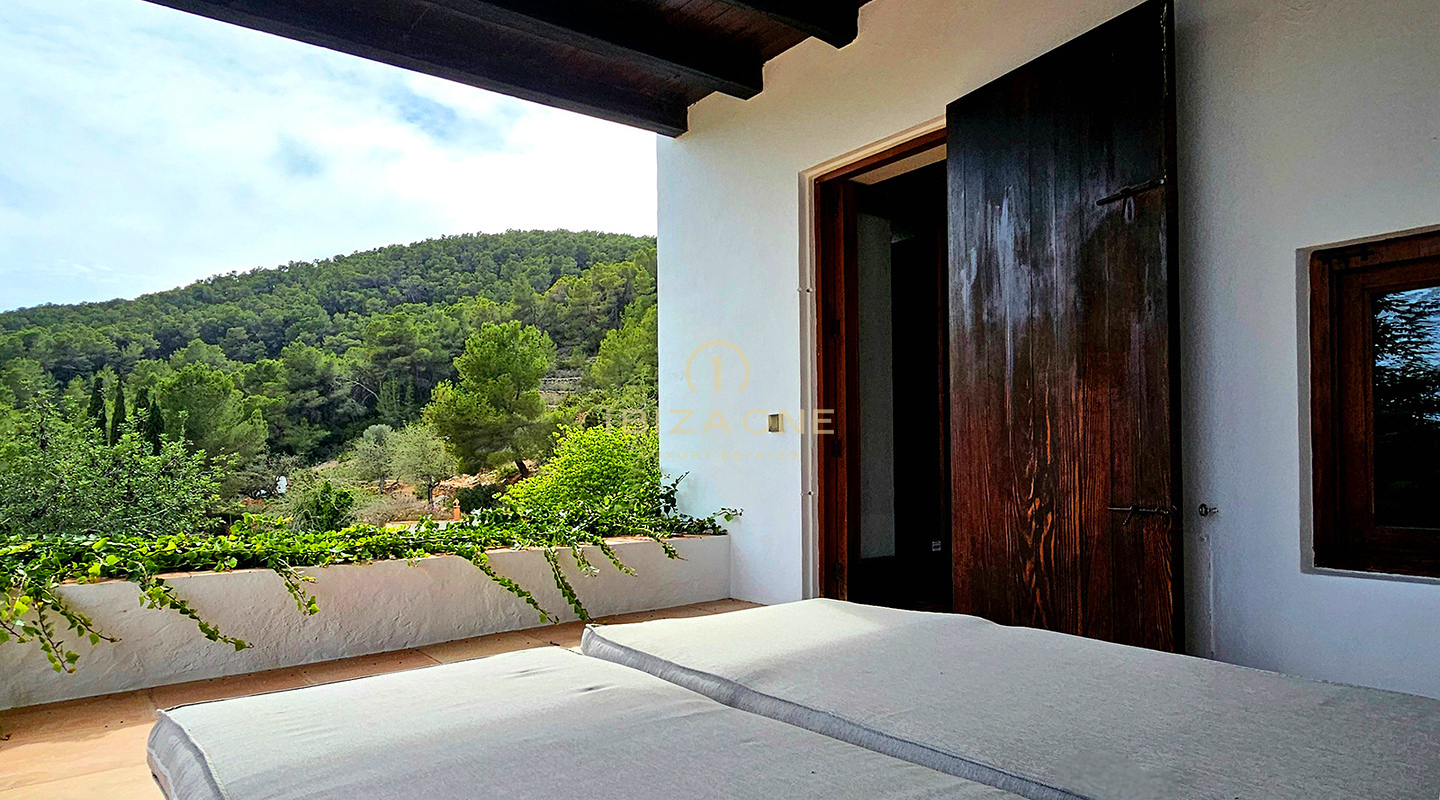 Suntuosa villa de lujo situada en un encantador oasis de tranquilidad rodeado de colinas y vegetación verde en alquiler, Ibiza