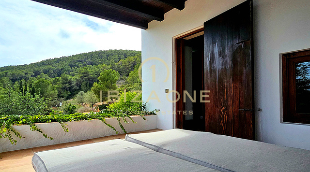 Prächtige Luxusvilla in einer bezaubernden Oase der Ruhe, umgeben von Hügeln und grüner Vegetation, zu vermieten, Ibiza
